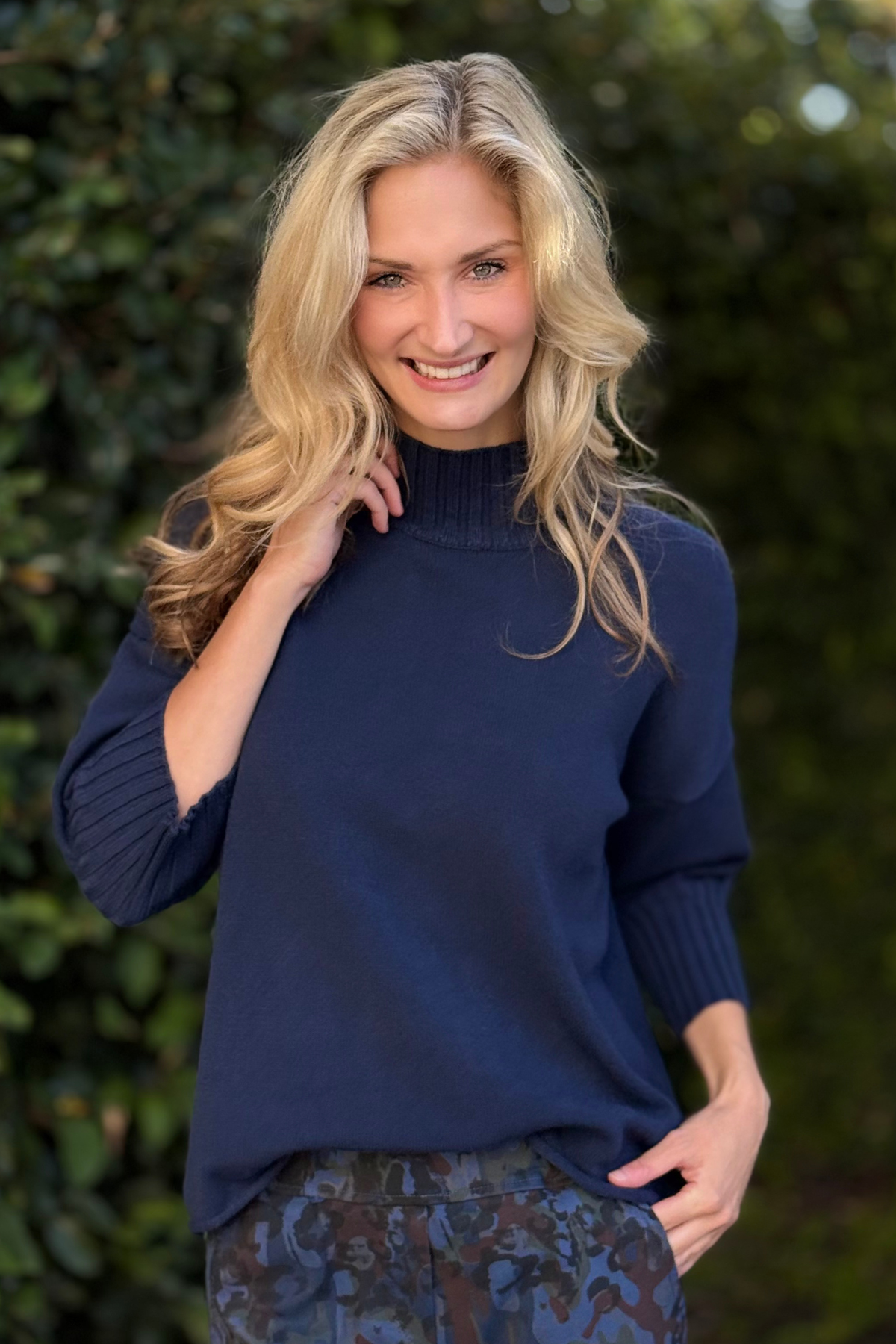 Relaxed fit navy sweater with ribbed cuffs and hem