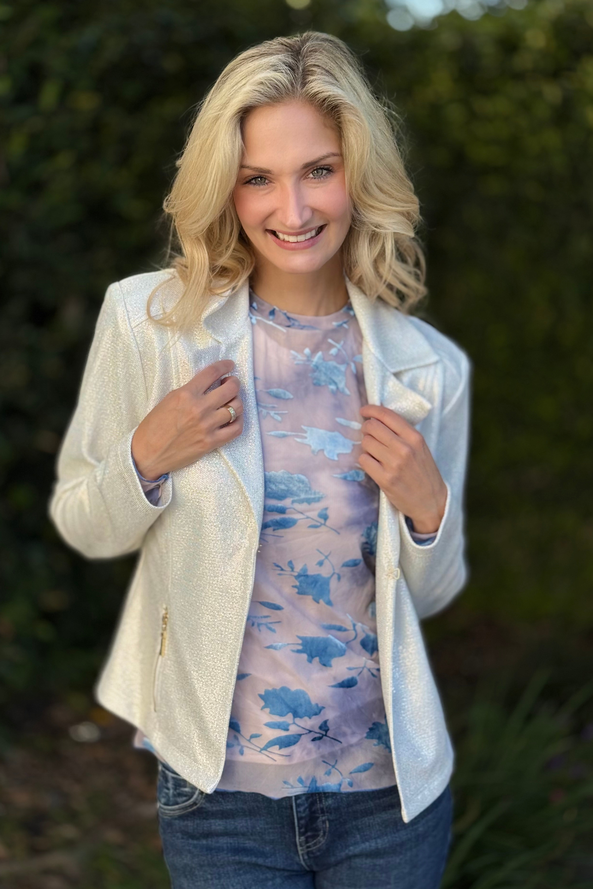 Elegant winter white Frank Lyman jacket with button closure