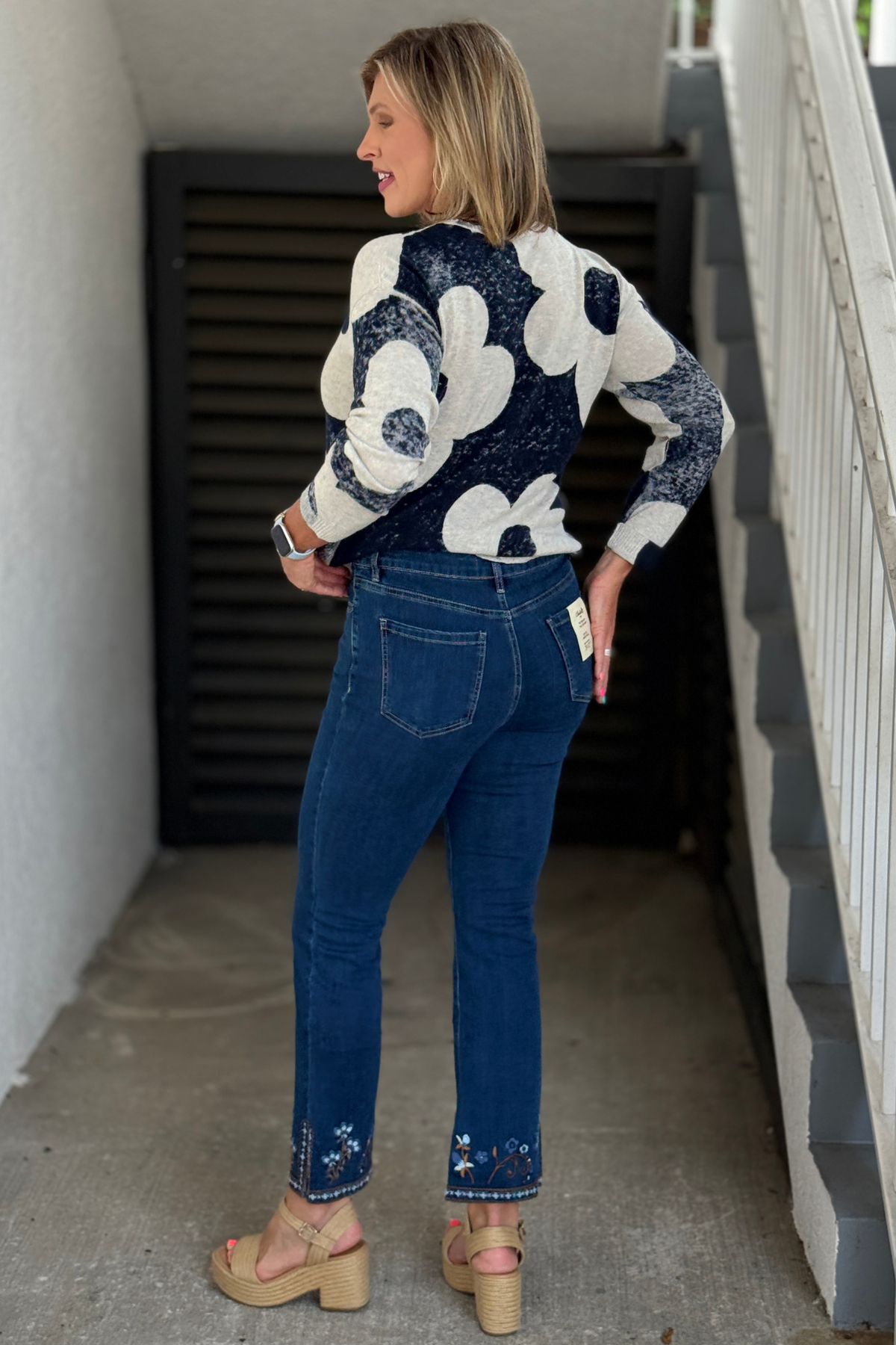 Women’s cropped flare jeans with floral embroidery