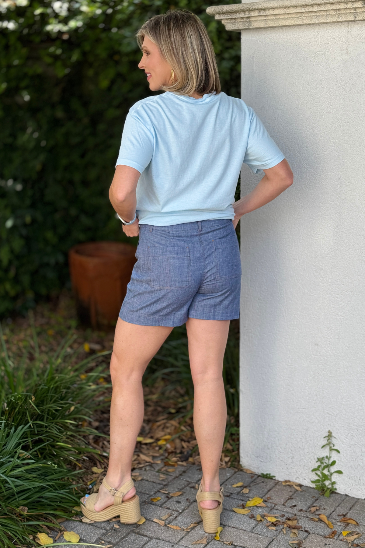 blue linen shorts with patch pockets casual outfit