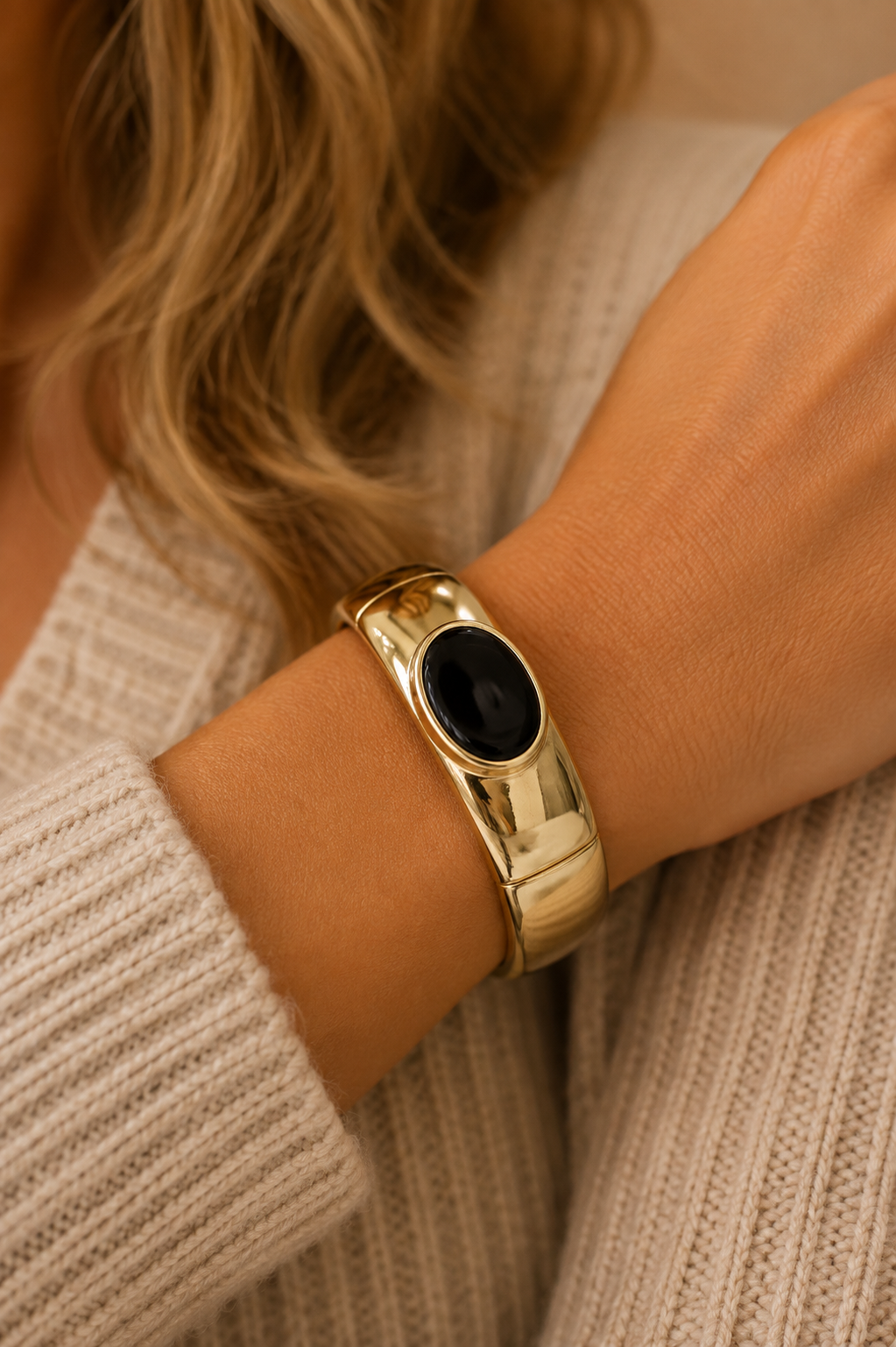 Gold stretch bracelet with black circle stone