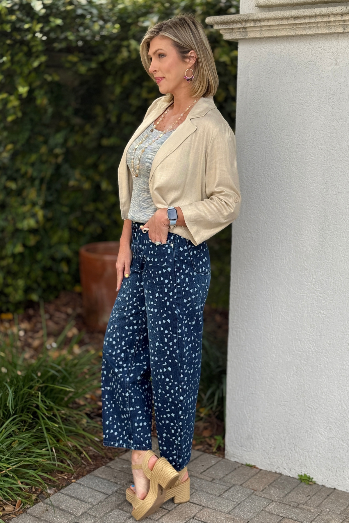 casual leopard print barrel jeans outfit