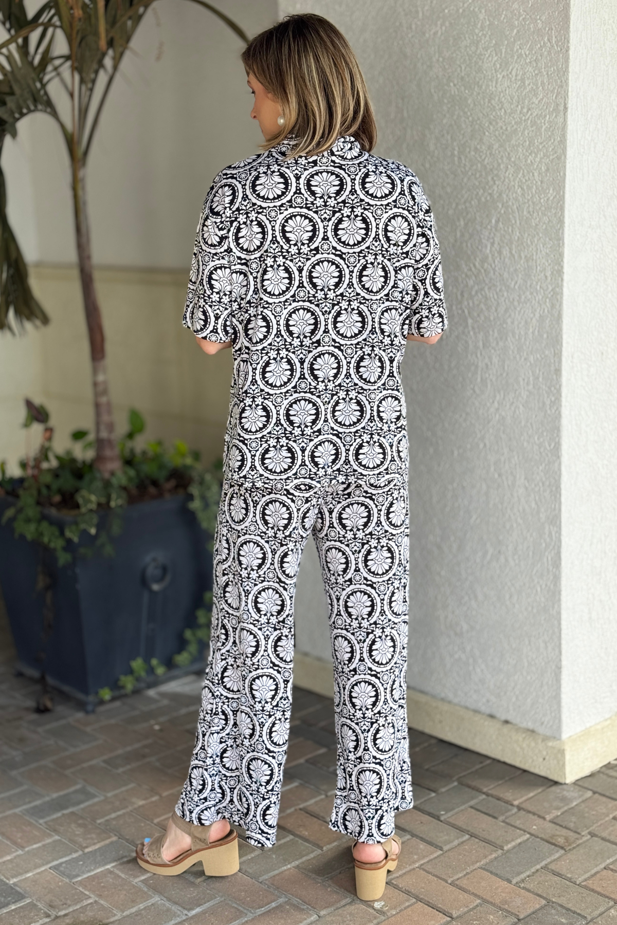 Classy black white travel outfit women