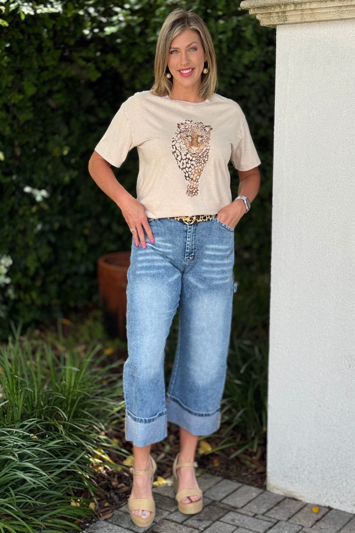 Trendy relaxed fit jeans with rolled hems
