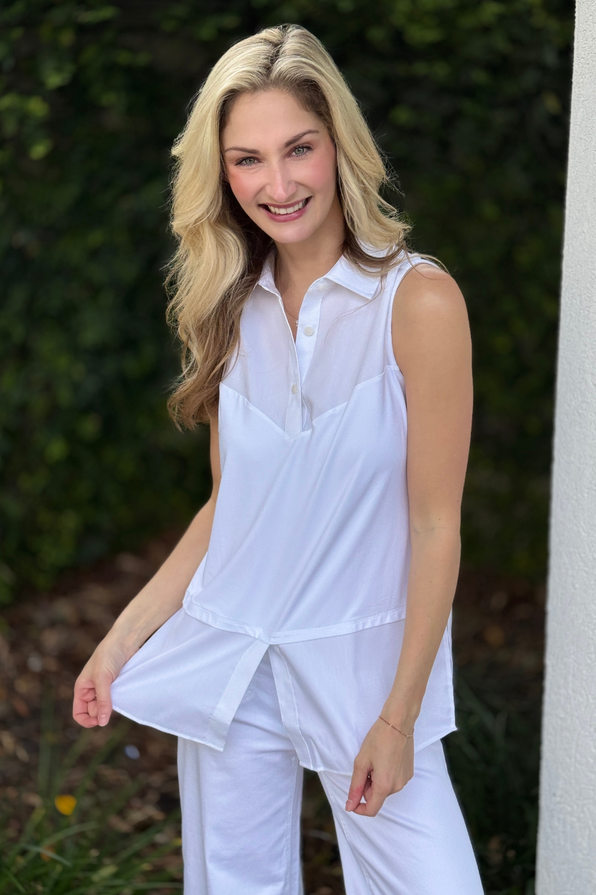 White knit woven sleeveless tunic with collar detail