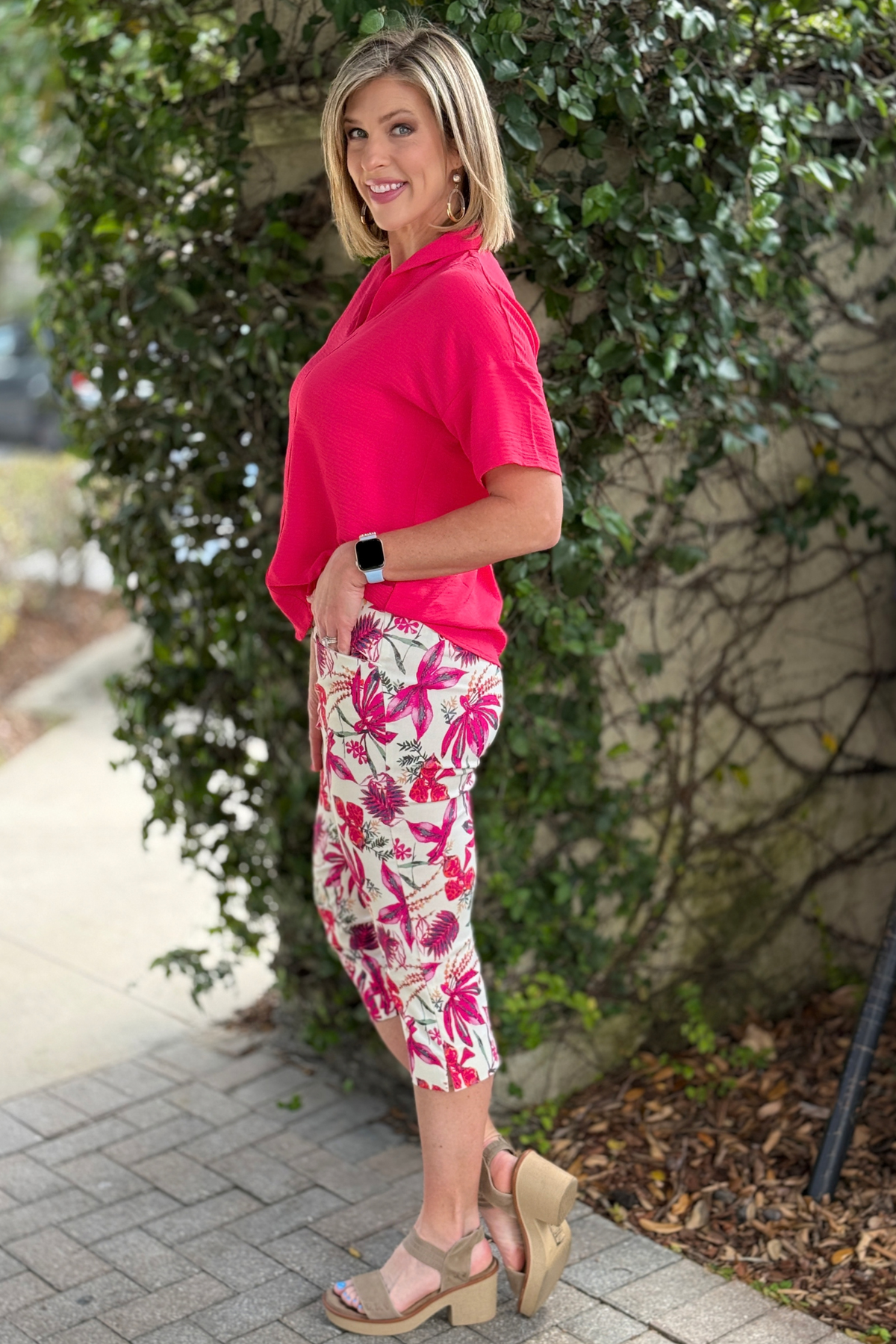 Pull on stretch capri pants with orchid print