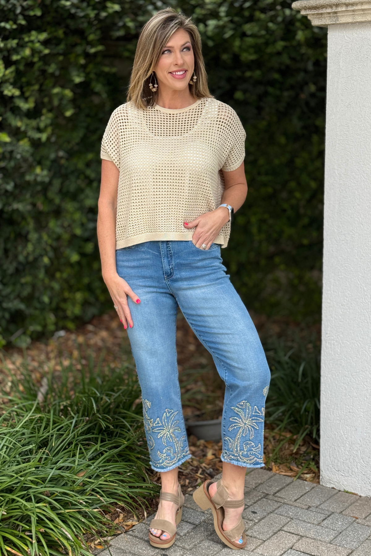 Mid rise straight leg cropped jeans with frayed hem