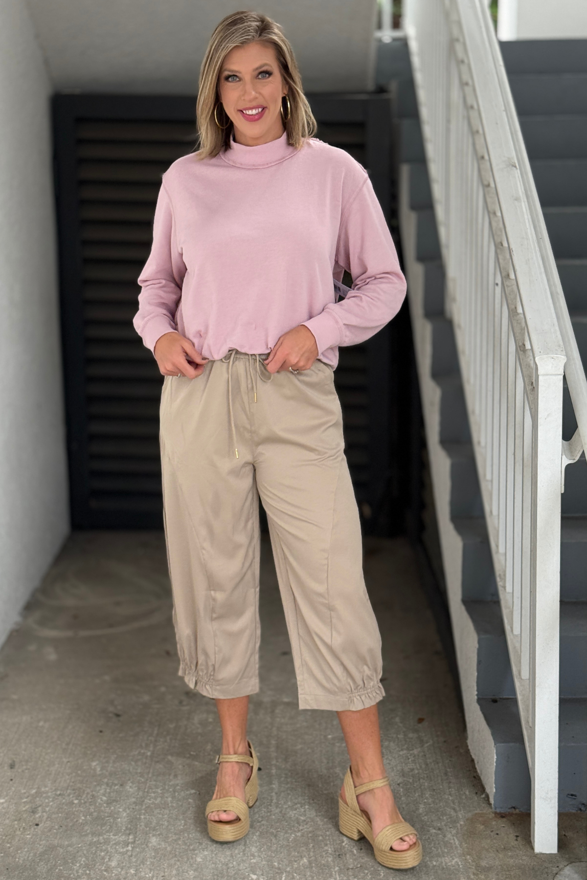 Khaki cropped pants with gathered elastic ankle detail