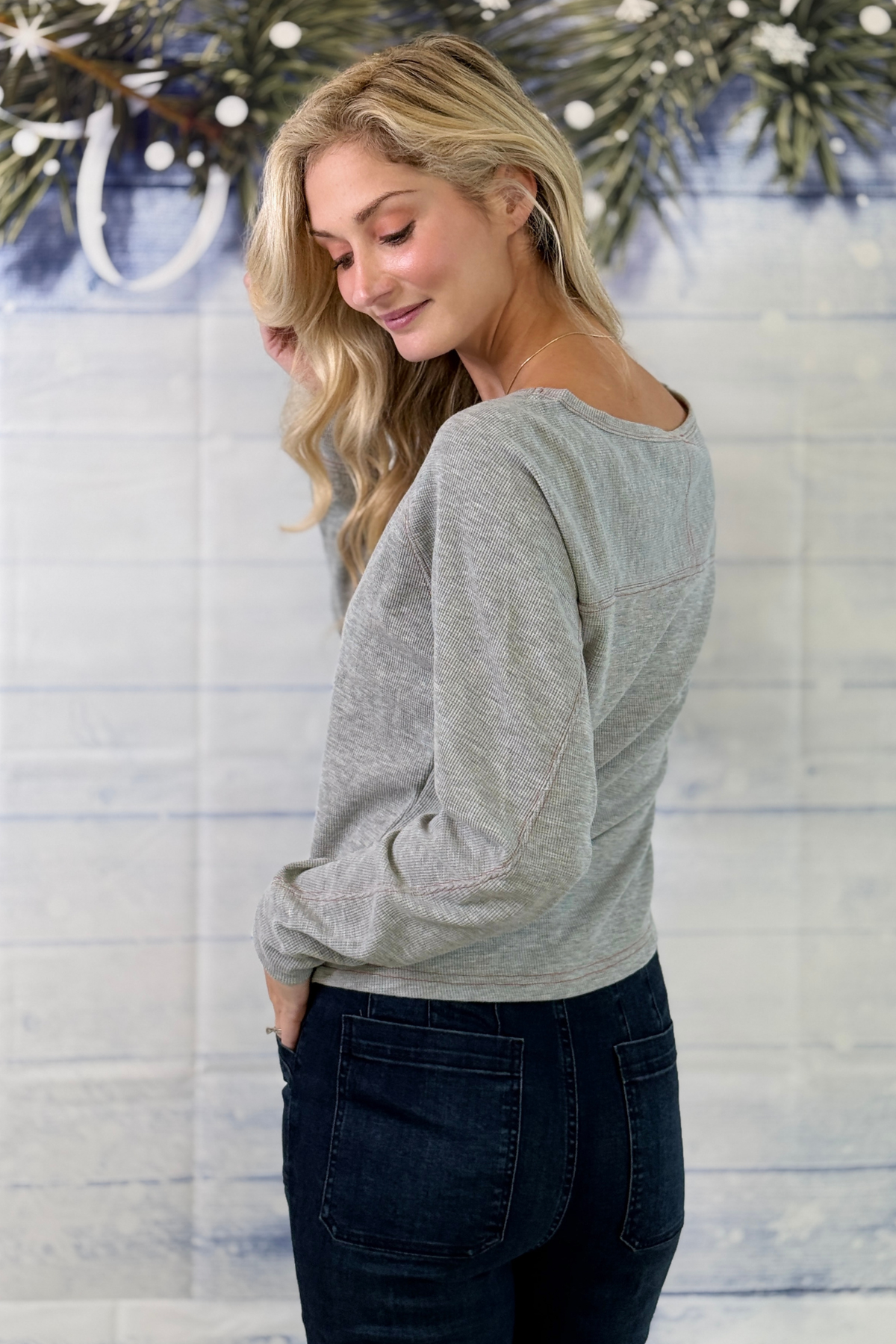 Casual Christmas graphic thermal top with bow design
