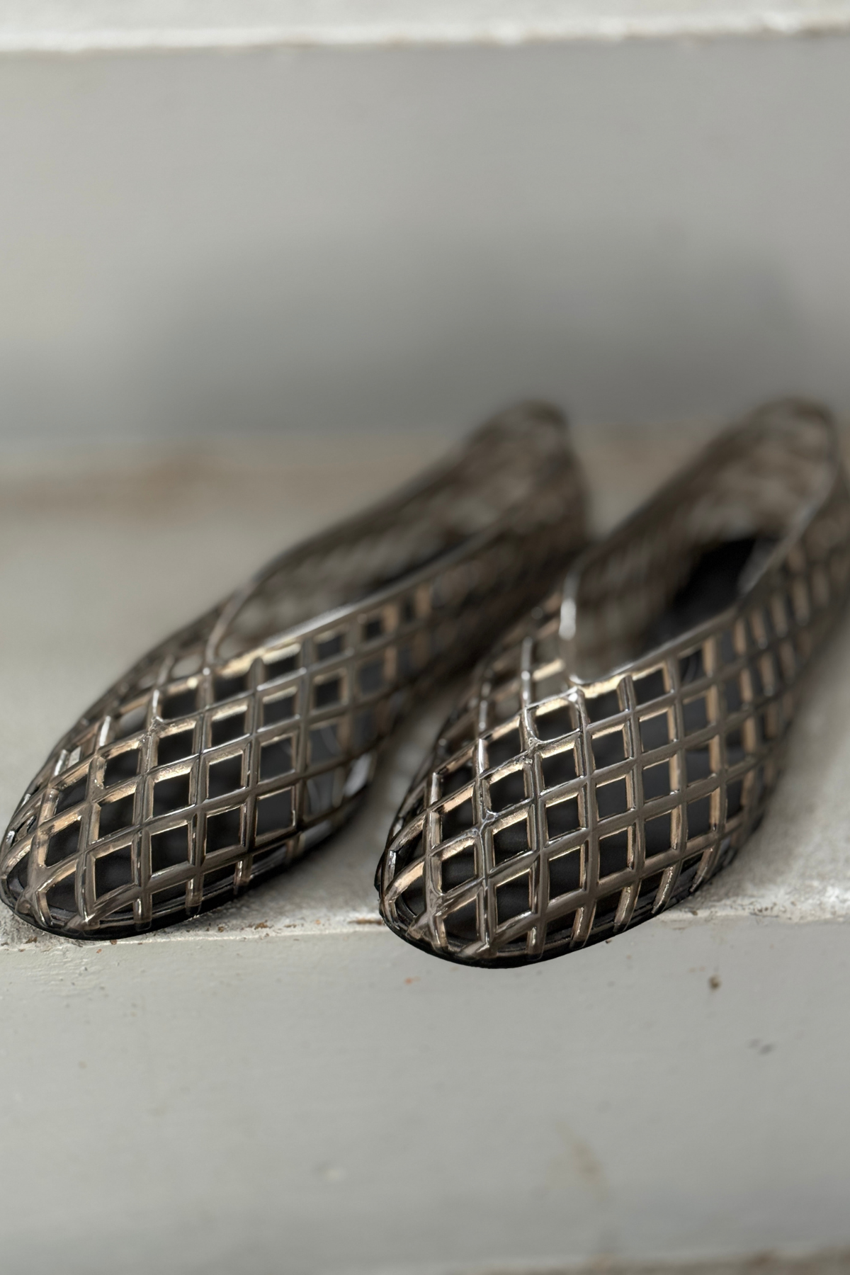 Smokey Black jelly shoes with closed toe and woven openwork detail