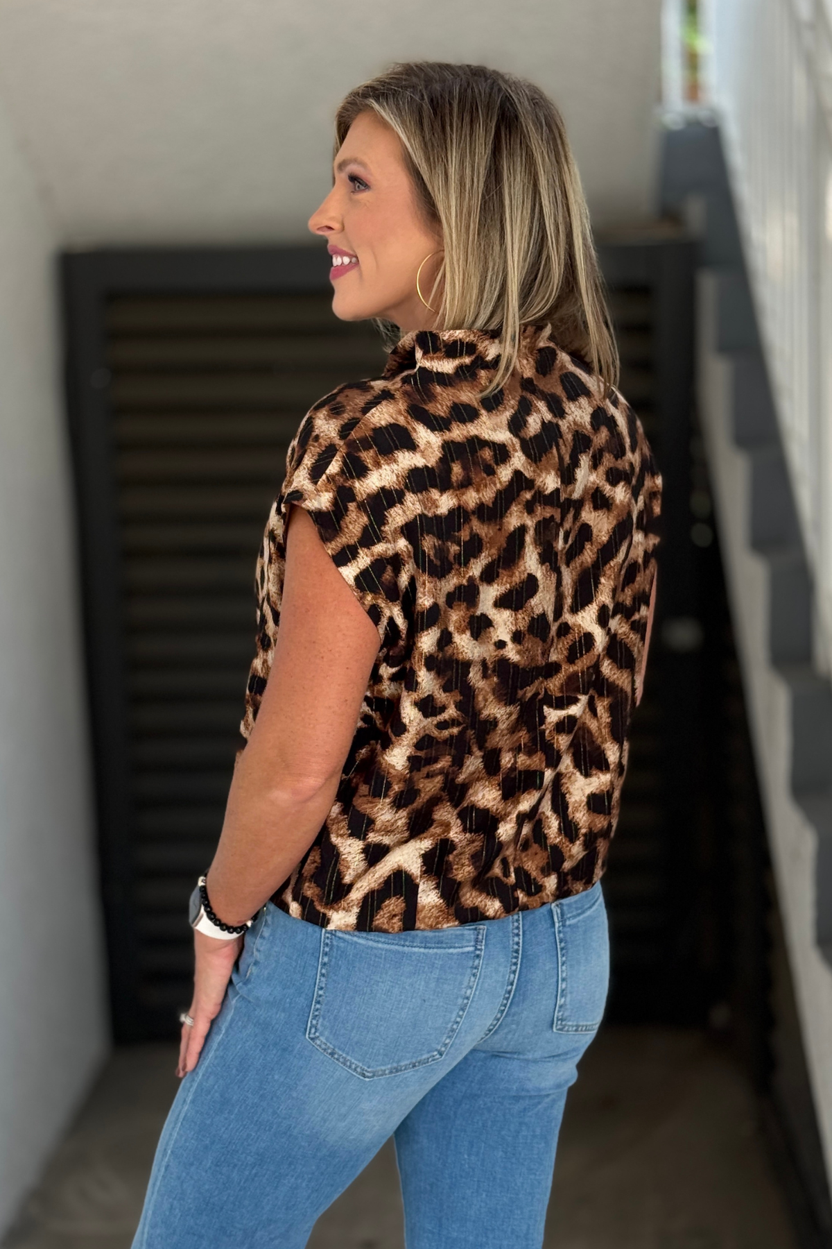 Leopard sleeveless blouse with elastic waistband and relaxed fit