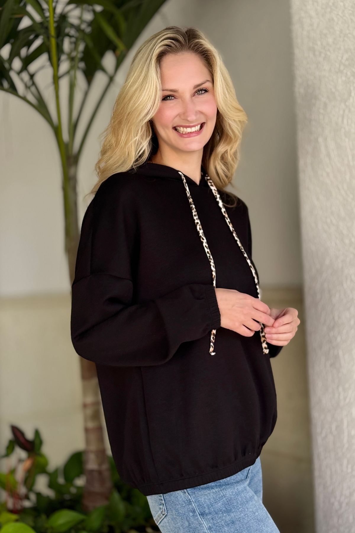 Cozy black hoodie with leopard contrast ties