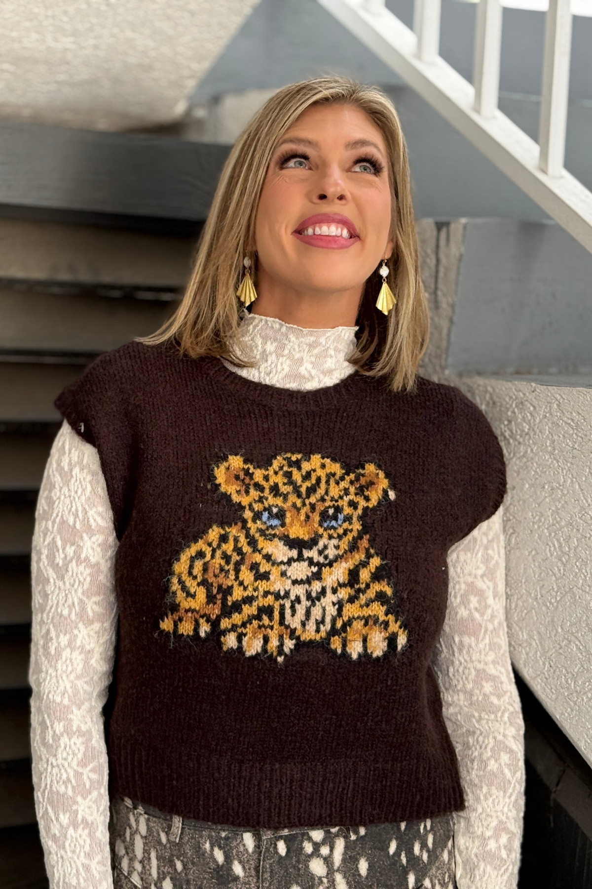 Women’s leopard graphic knit sweater vest in brown