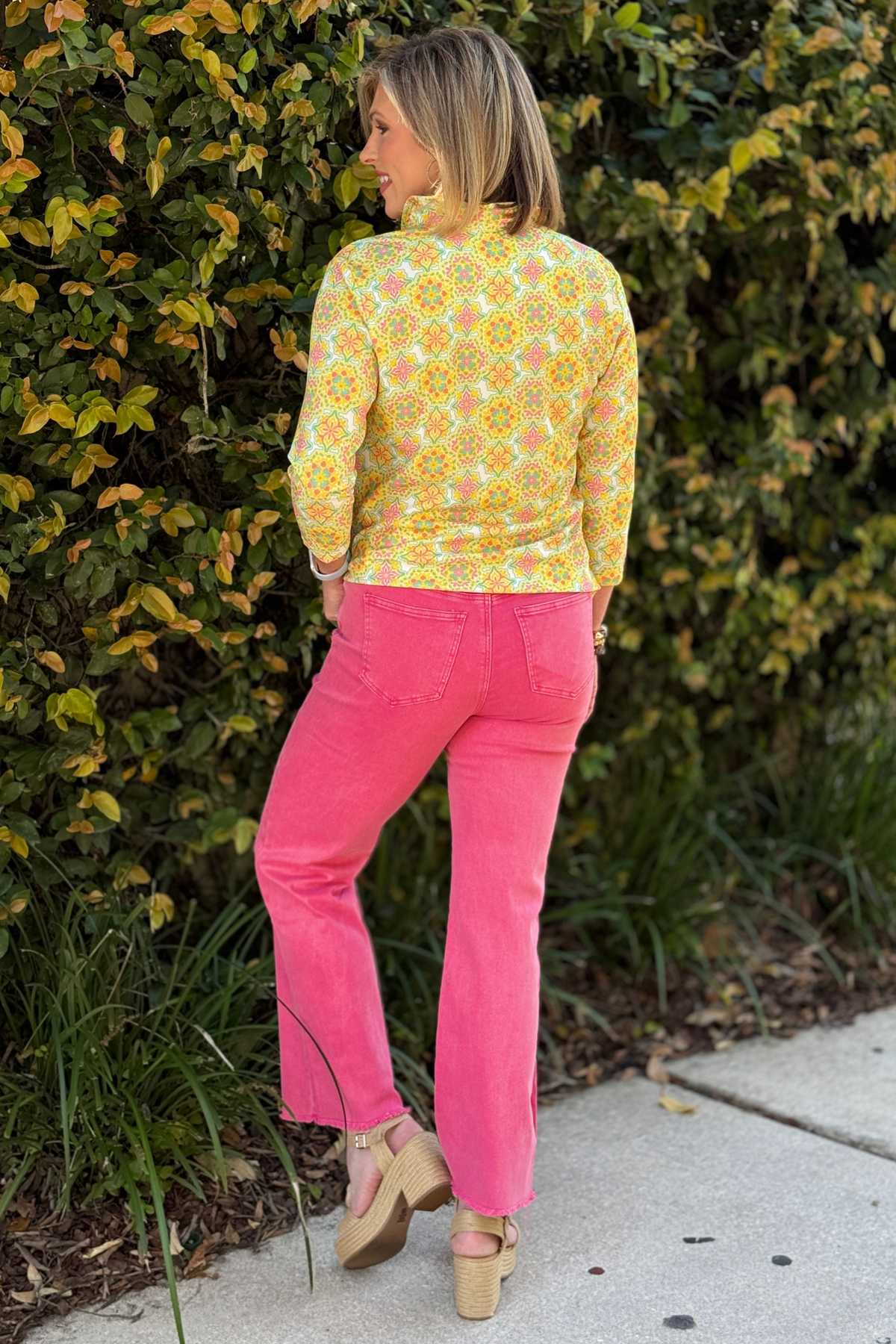 bright fuchsia jeans outfit with wedges