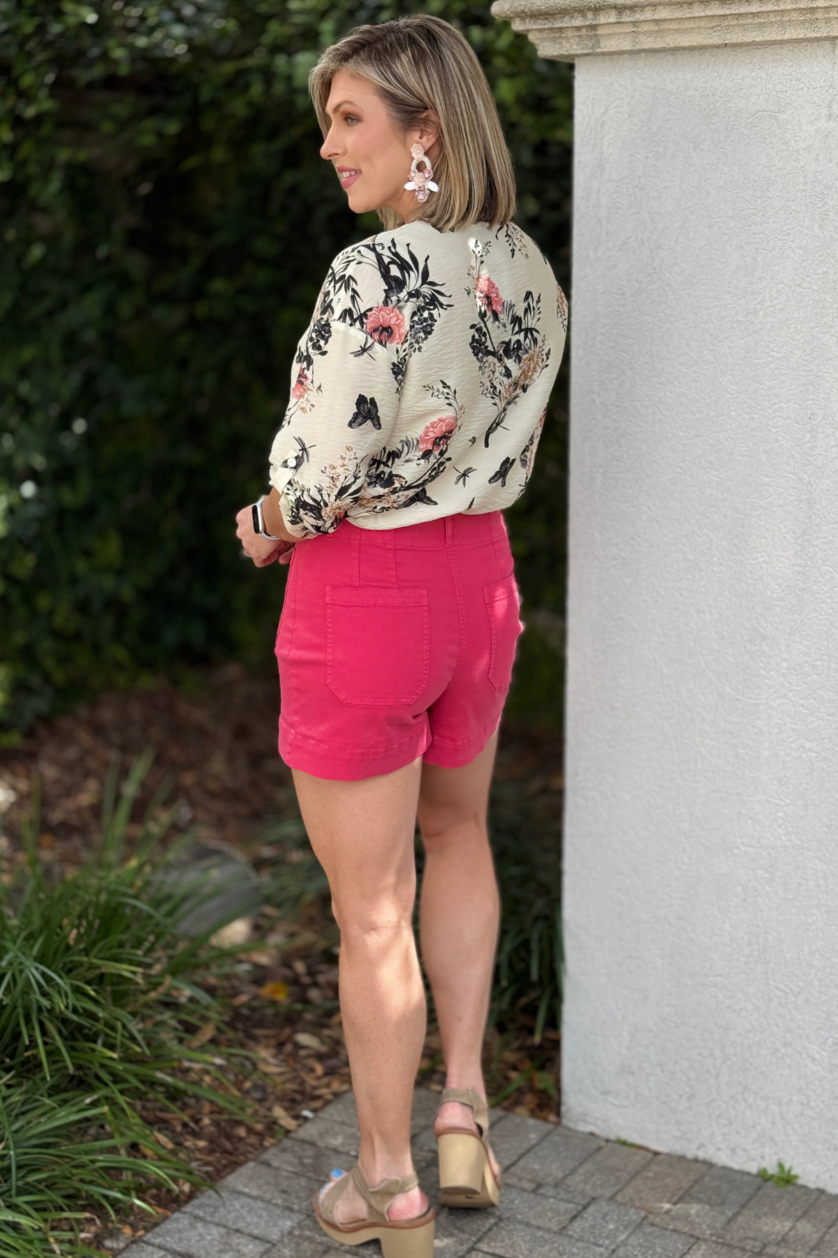 Women’s spring shorts in terracotta with front pockets and tailored fit