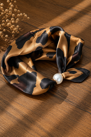 Animal print magnetic scarf.