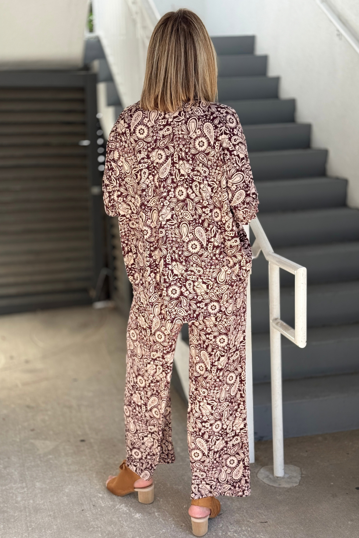Women’s fall paisley outfit with elastic waist pants and pockets