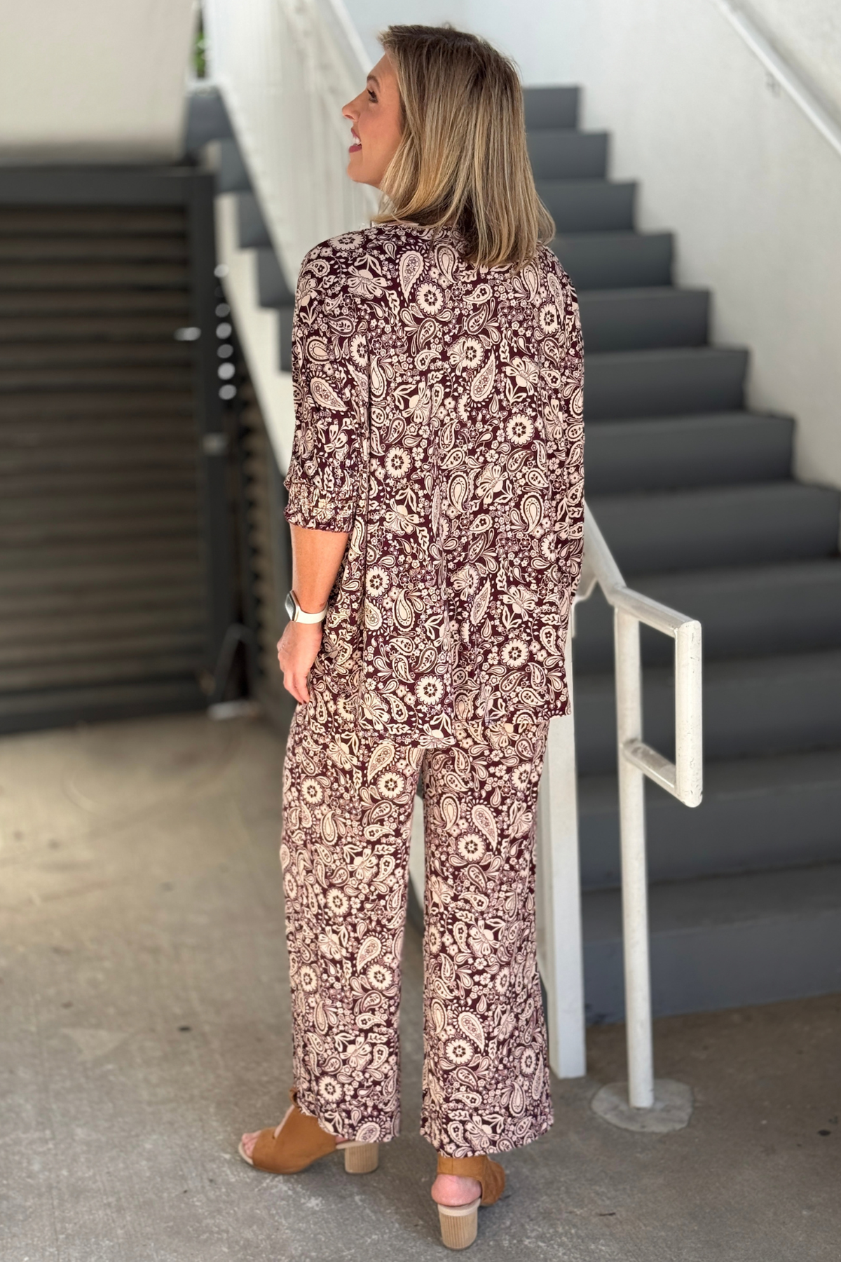 Burgundy boutique matching set with relaxed fit top
Women’s travel friendly paisley two piece outfit