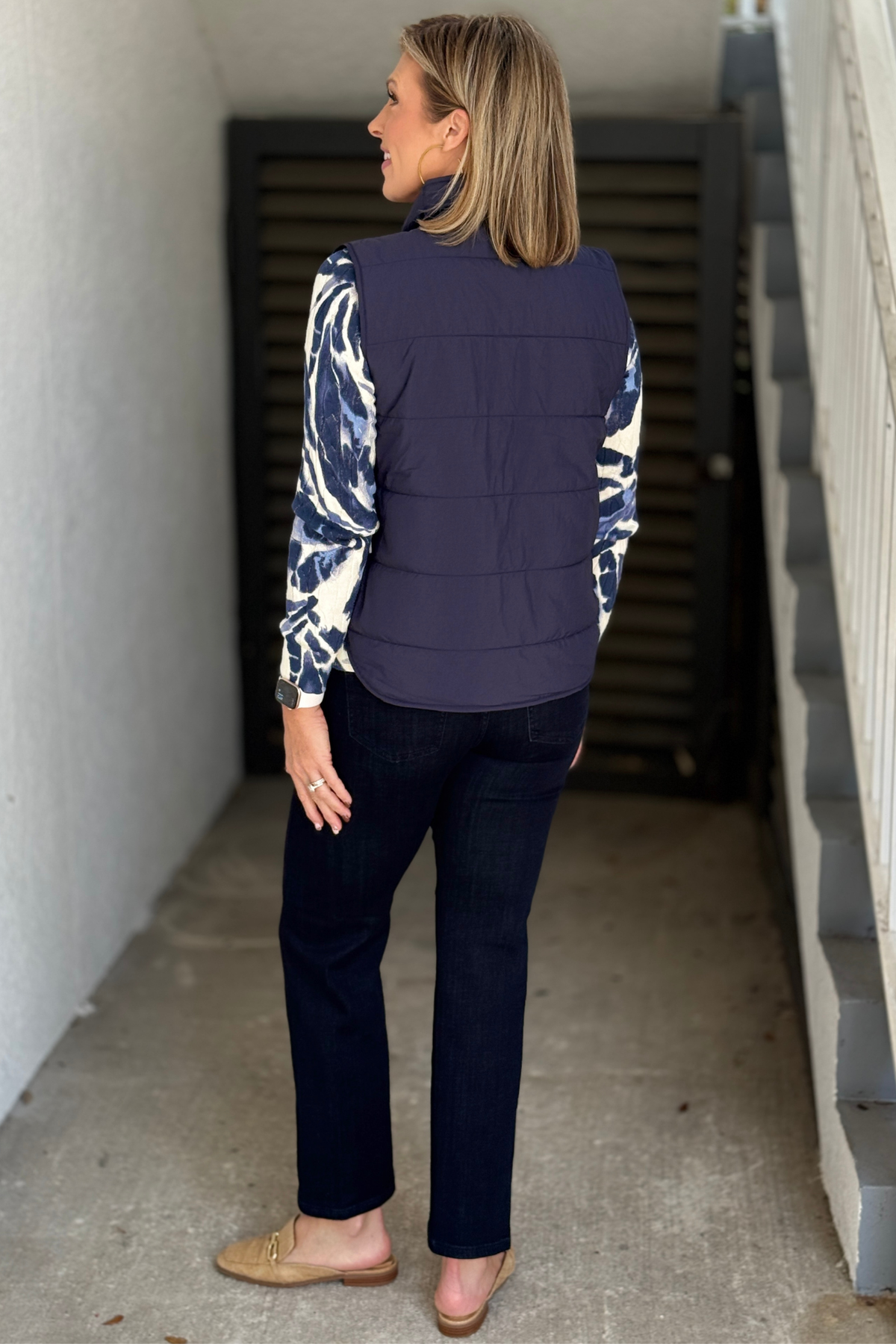 Women’s navy packable puffer vest with curved high-low hem