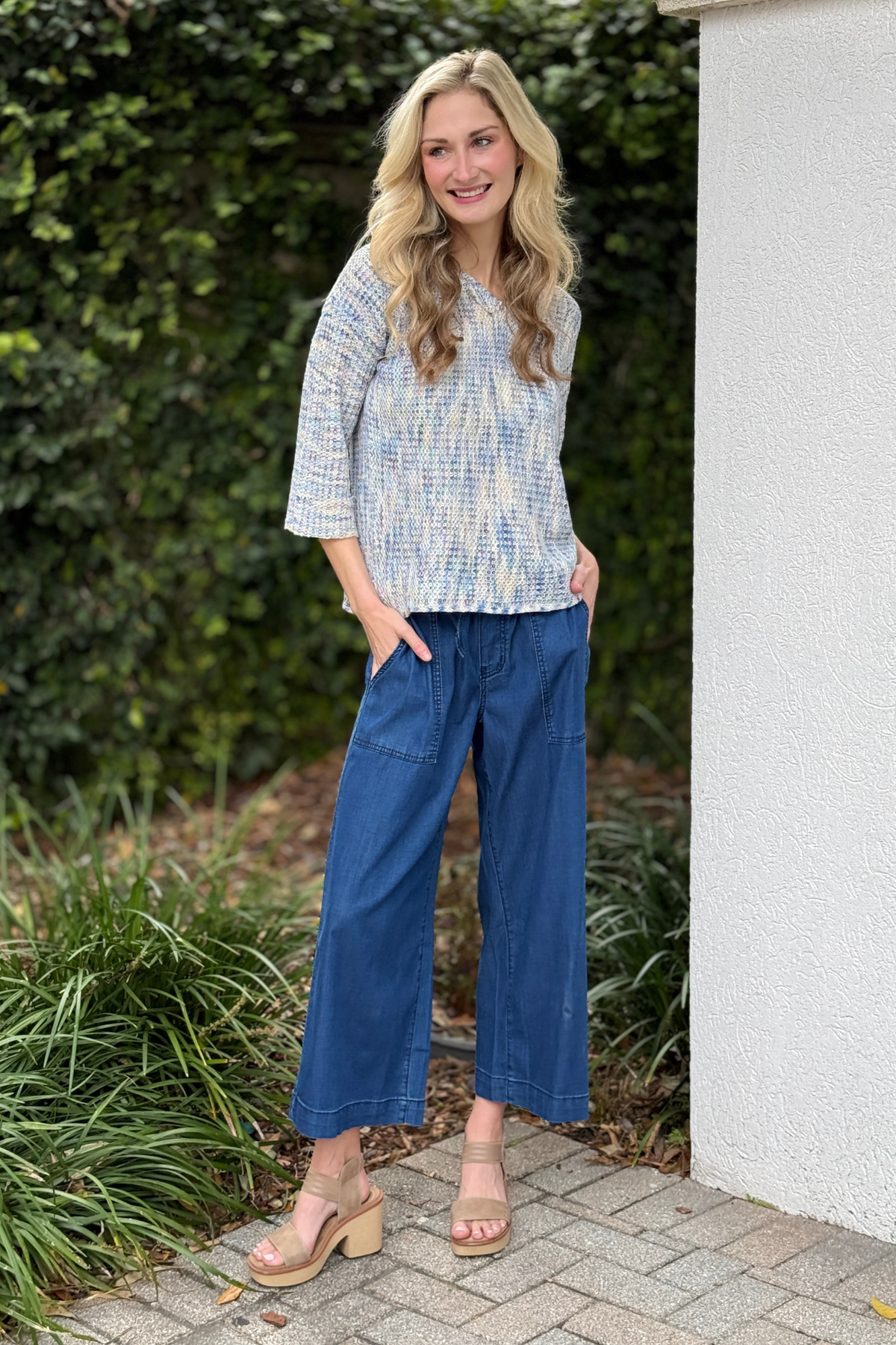 Wide leg cropped jogger pants with elastic waistband