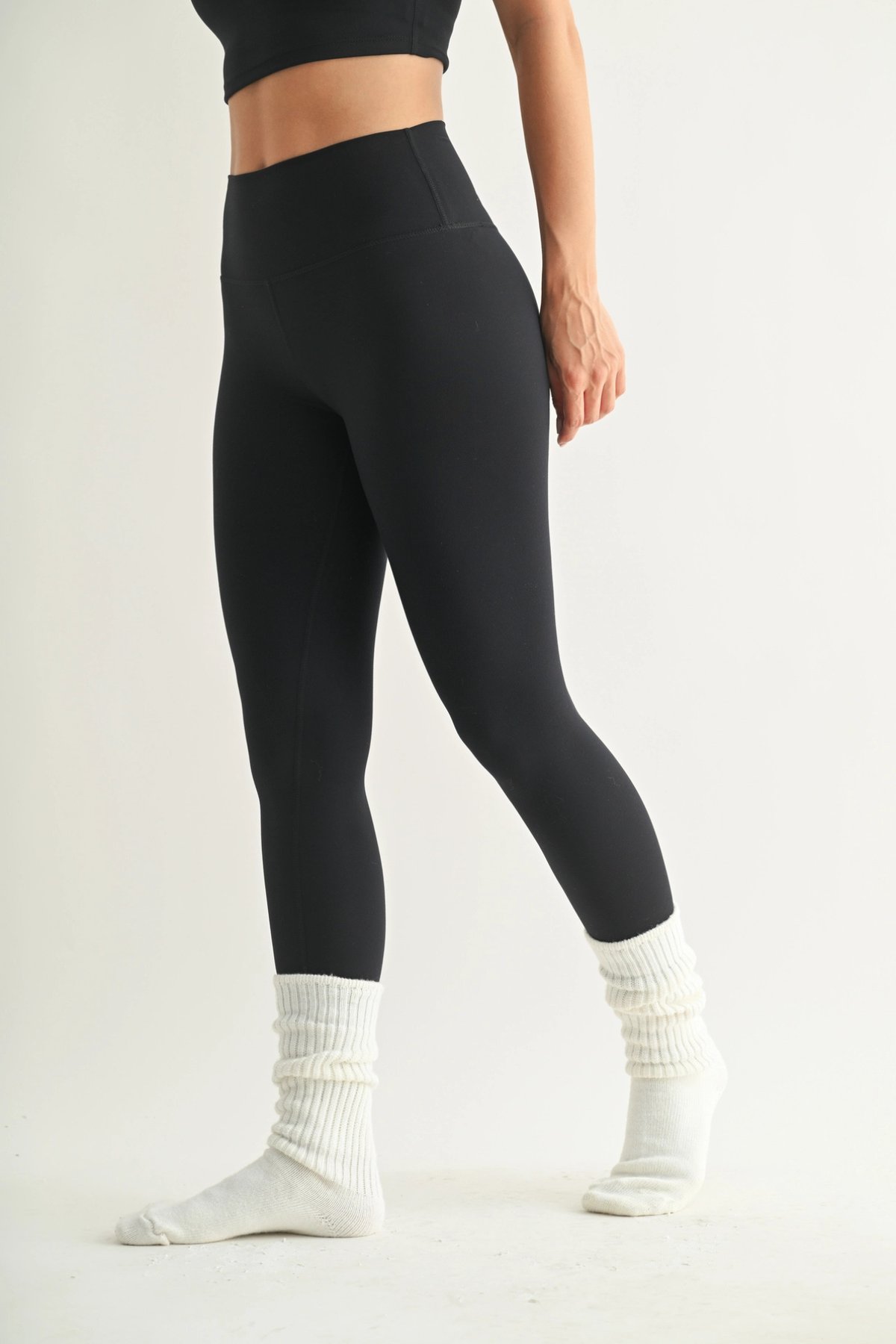 Form-fitting black leggings with contour back seam