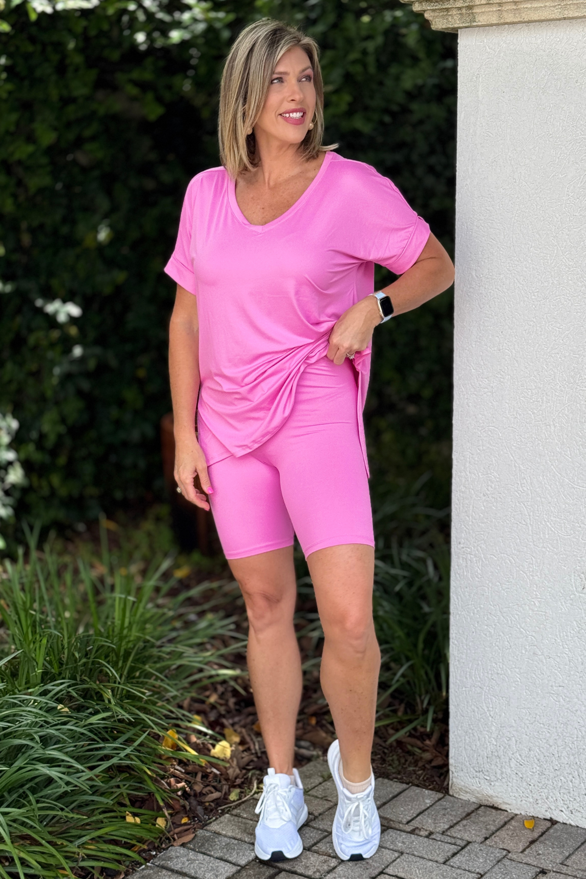 Casual candy pink matching outfit with V-neck top