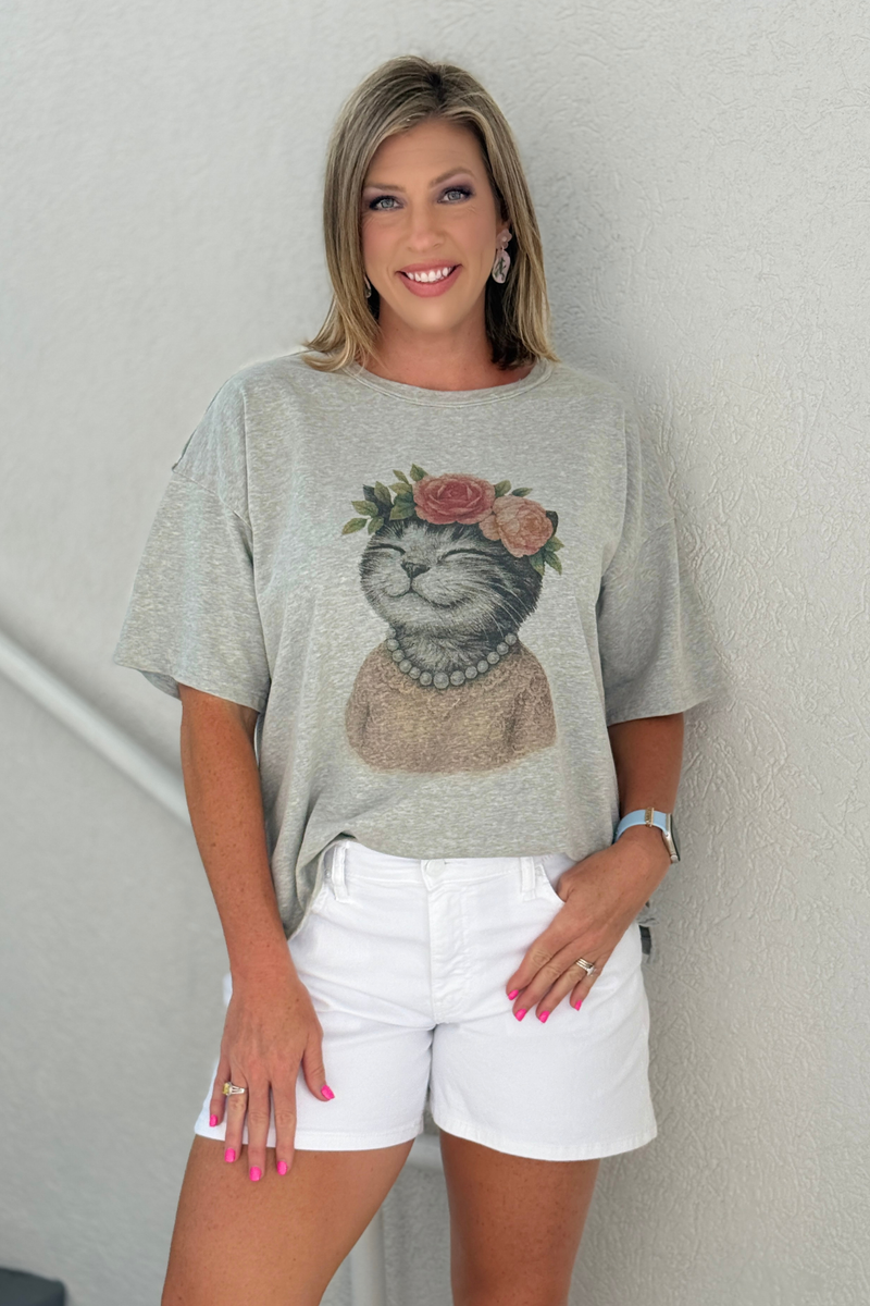 Relaxed fit cat graphic top with pearl necklace artwork
