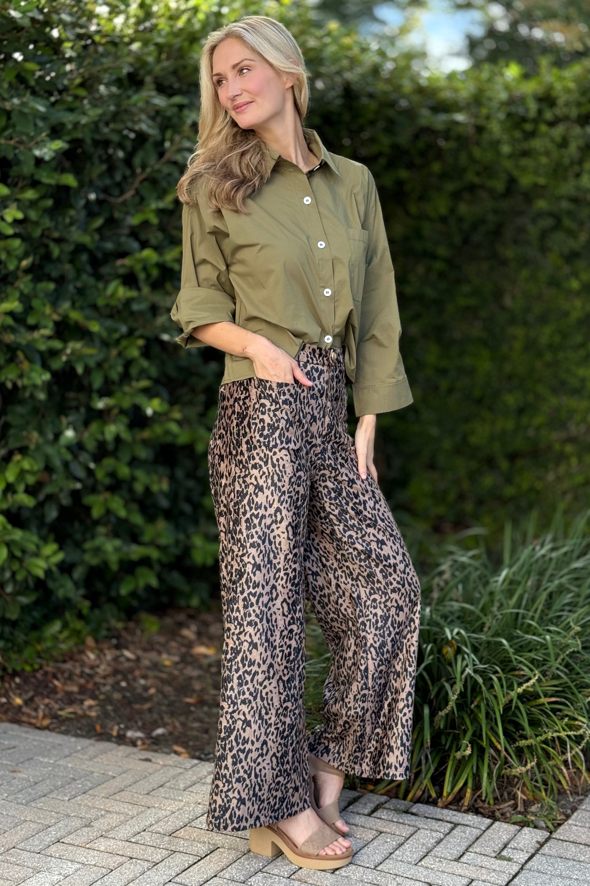 Wide-leg leopard print pants with pockets